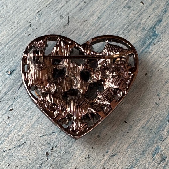 Rhinestone heart-shaped pin in shades of pink and purple - Picture 8 of 11